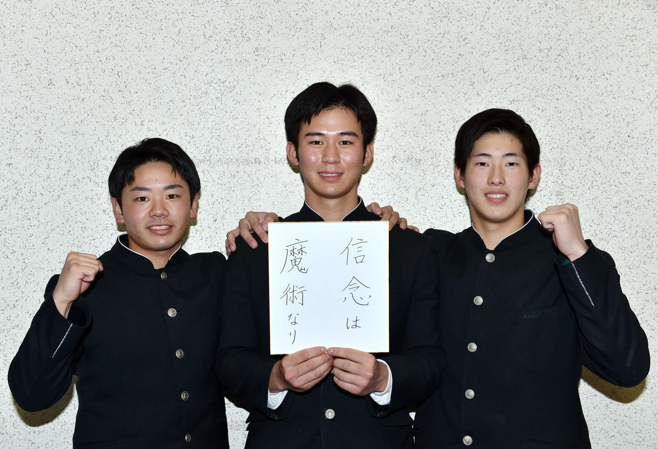 卒業後の活躍を誓った八戸工大一の左から砂、葛西、広野（撮影・相沢孔志）
