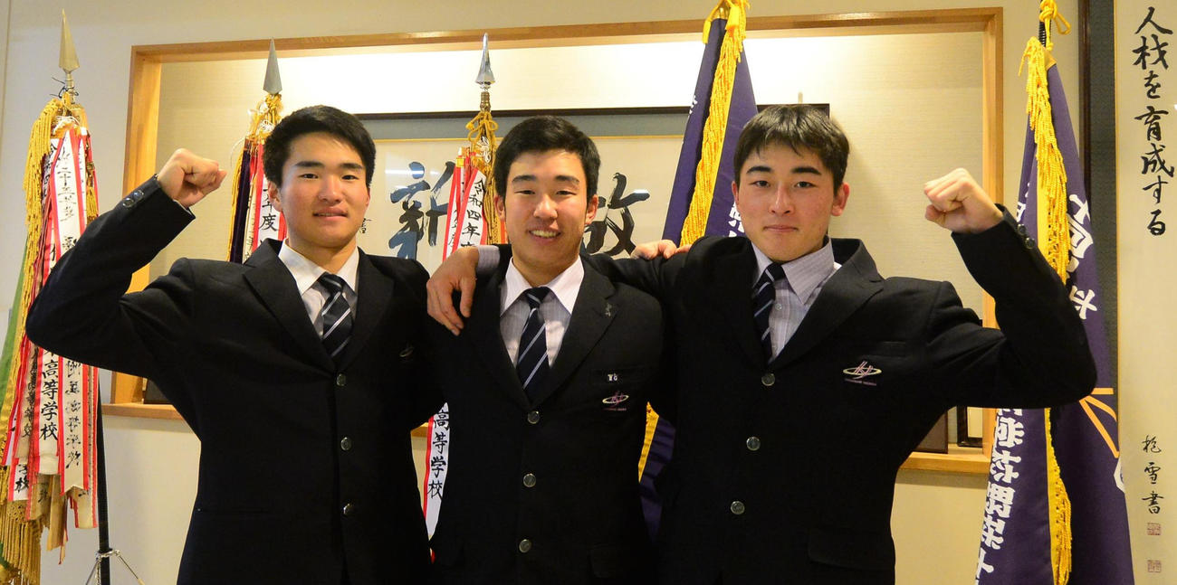 新天地での活躍を誓った、左から小沢、万谷、小原（撮影・佐藤究）