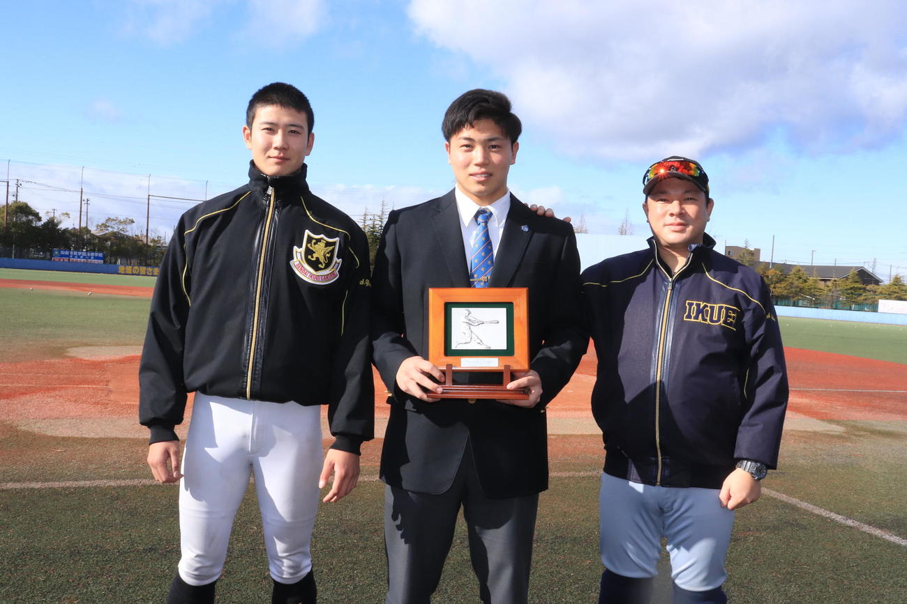 東京運動記者クラブのアマチュア野球分科会表彰を受けた仙台育英の（左から）山田主将、佐藤前主将、須江監督（代表撮影）