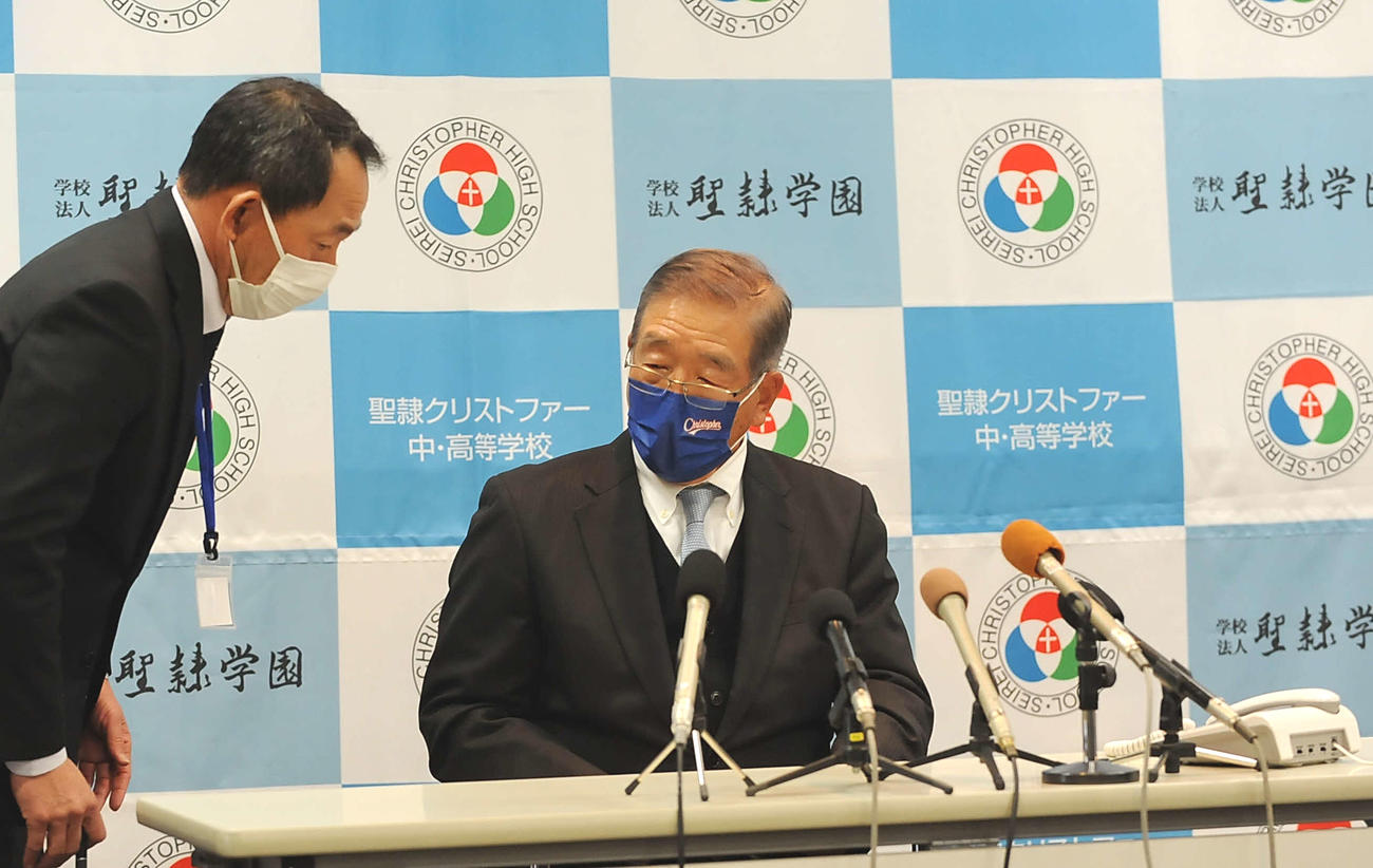22年1月、静岡県高野連の担当者（左）から落選を伝えられる聖隷クリストファーの上村校長兼監督