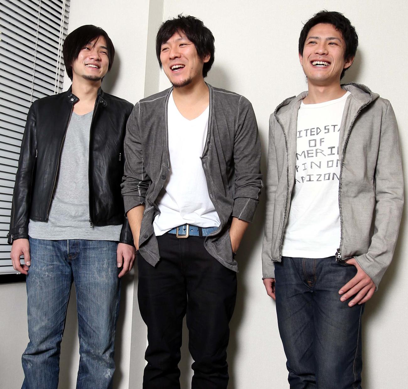 back numberの左から小島和也、清水依与吏、栗原寿（2012年撮影）