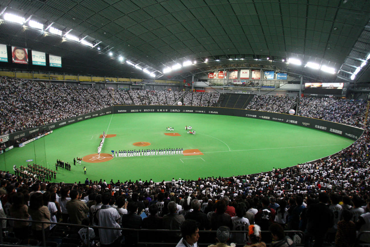 秋季全道大会の舞台となる人工芝の札幌ドーム