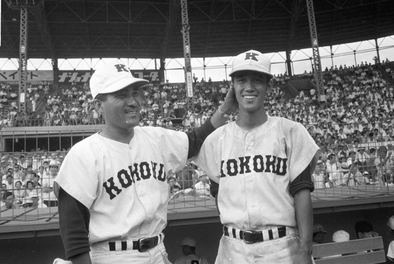 1968年8月22日、第50回全国高校野球選手権大会・決勝　興国対静岡商　完封勝利を飾った丸山朗投手の頭をなでる村井保雄監督（左）