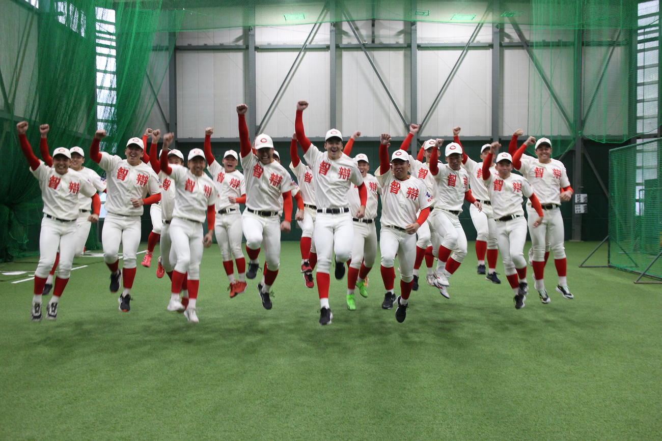 選抜出場が決まって喜びを表現する智弁和歌山ナイン