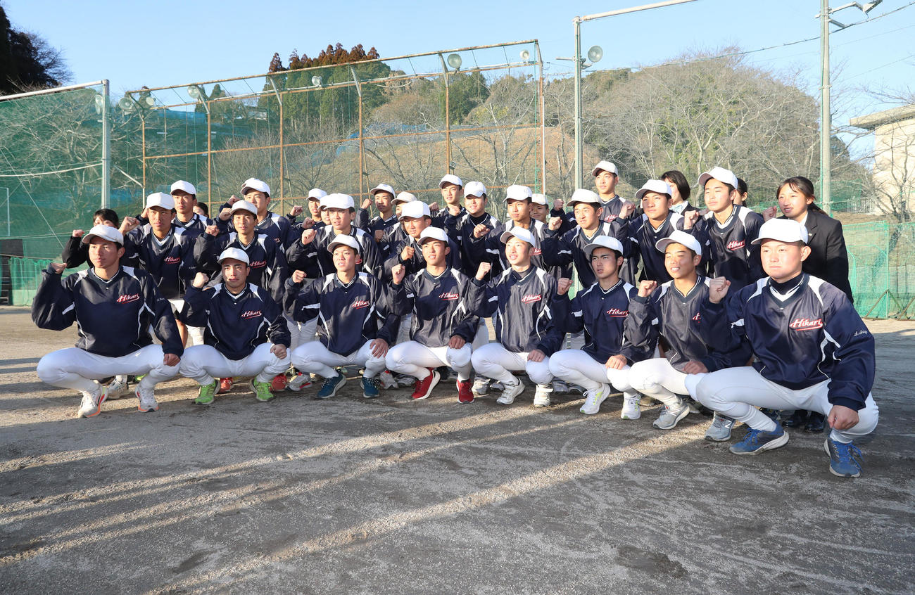 初のセンバツ出場が決まり、記念撮影をする光ナイン（撮影・屋方直哉）