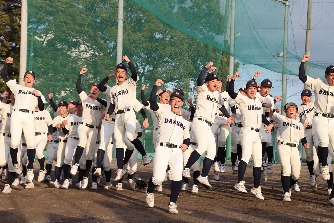 甲子園出場が決まり歓喜の表情を浮かべる大分商ナイン（撮影・梅根麻紀）