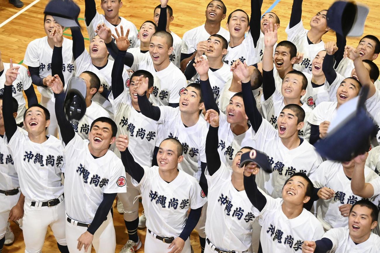 出場が決まり、帽子を投げて喜ぶ沖縄尚学の選手たち（共同）