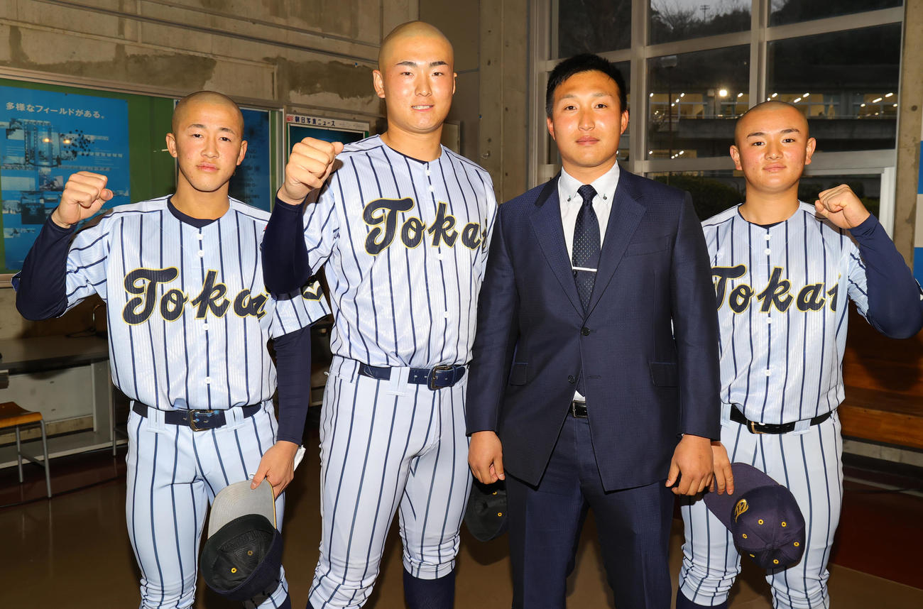 センバツ出場が決まり気合が入る左から東海大菅生・北島、日当、上田新監督、渡部主将（撮影・野上伸悟）
