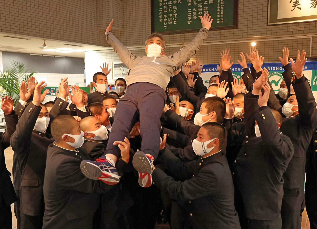 第95回選抜高校野球大会に選ばれて市原監督を胴上げして喜ぶ二松学舎大付の選手たち（撮影・丹羽敏通）