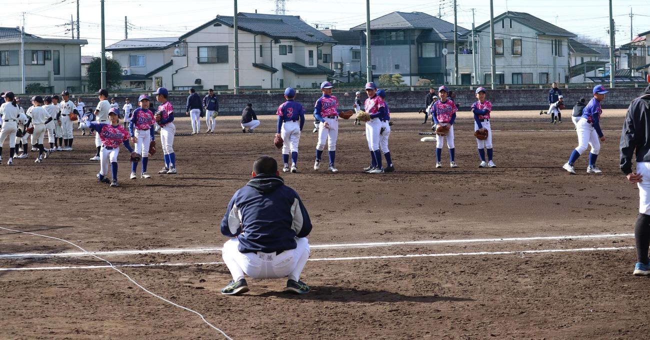 作新学院野球部は地元小学生に熱血指導を行った（撮影・星夏穂）