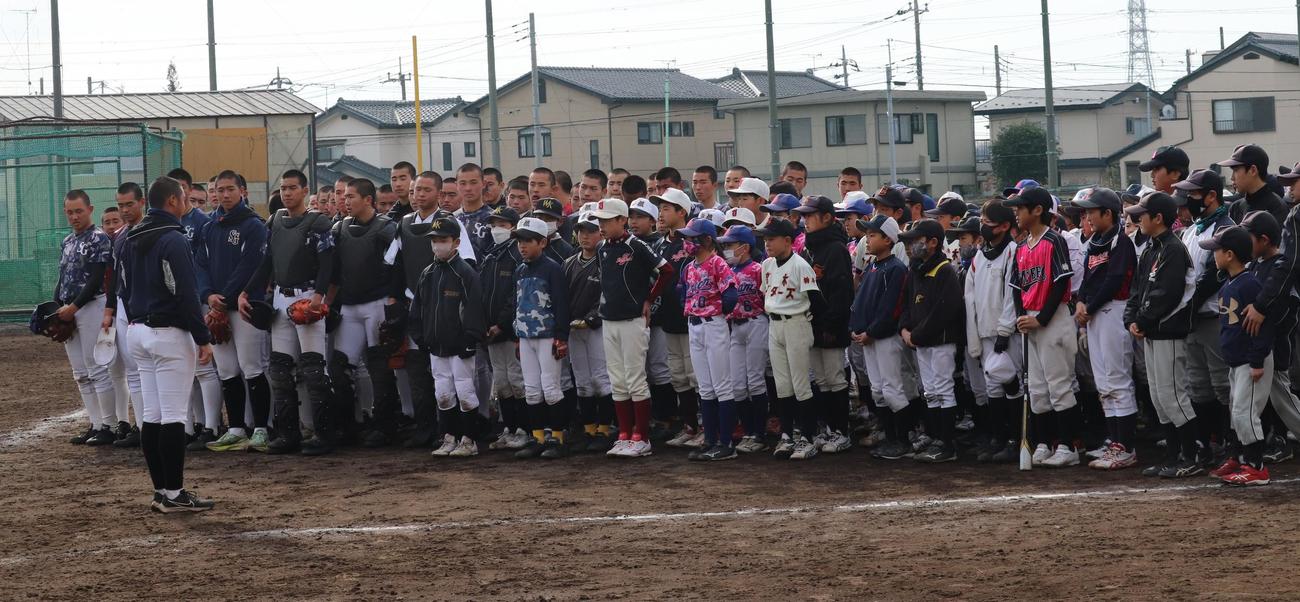 作新学院野球部は地元小学生に熱血指導を行った（撮影・星夏穂）