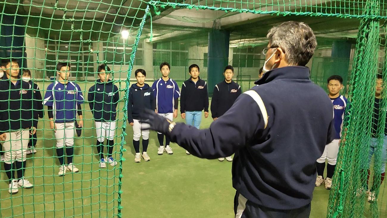 村井実監督の話を聞く氷見ナイン＝2023年1月18日（撮影・柏原誠）