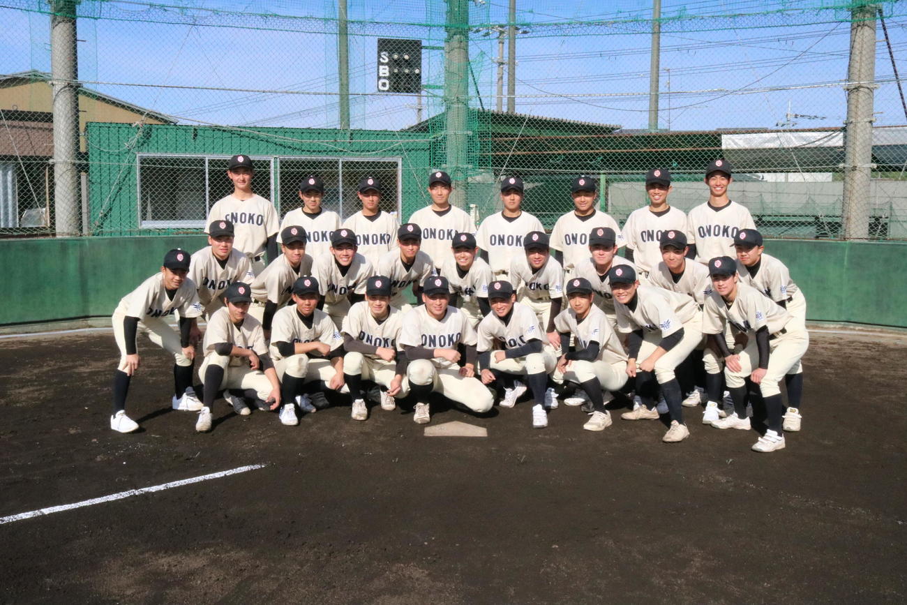 集合写真に納まる小野ナイン（撮影・林亮佑）