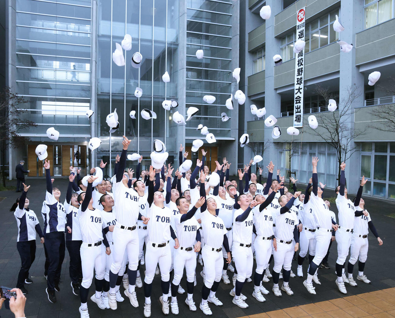 センバツ出場が決まり、帽子を高らかと上げ歓喜する東邦ナイン（撮影・河田真司）