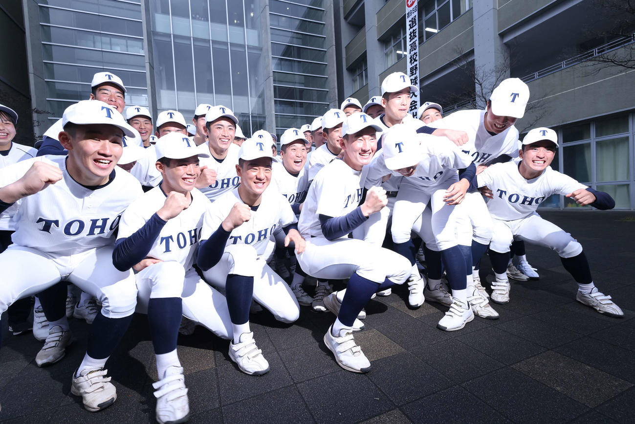 センバツ出場が決まり歓喜する東邦ナイン（撮影・河田真司）