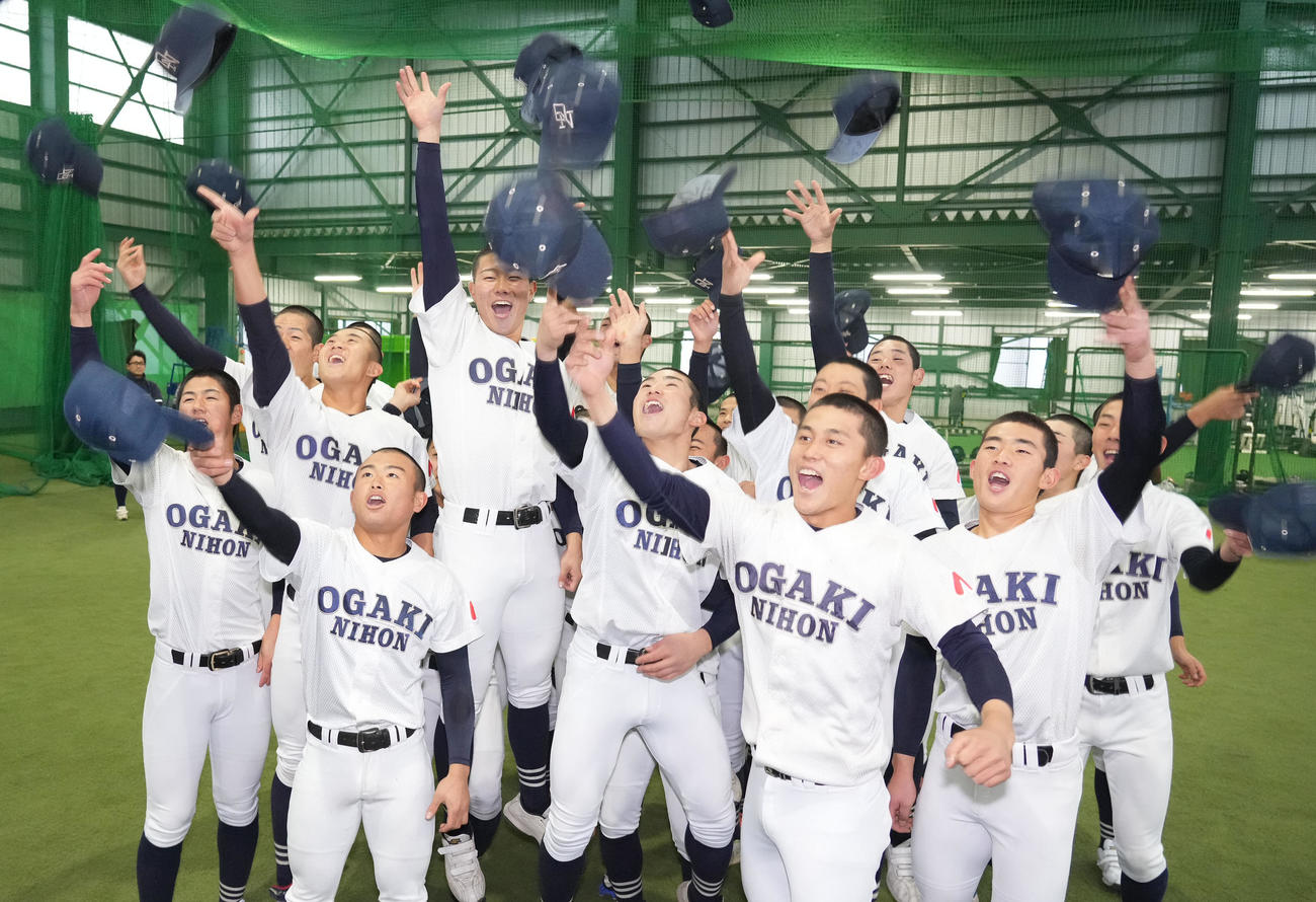 センバツ出場が決まり喜ぶ大垣日大ナイン（撮影・森本幸一）