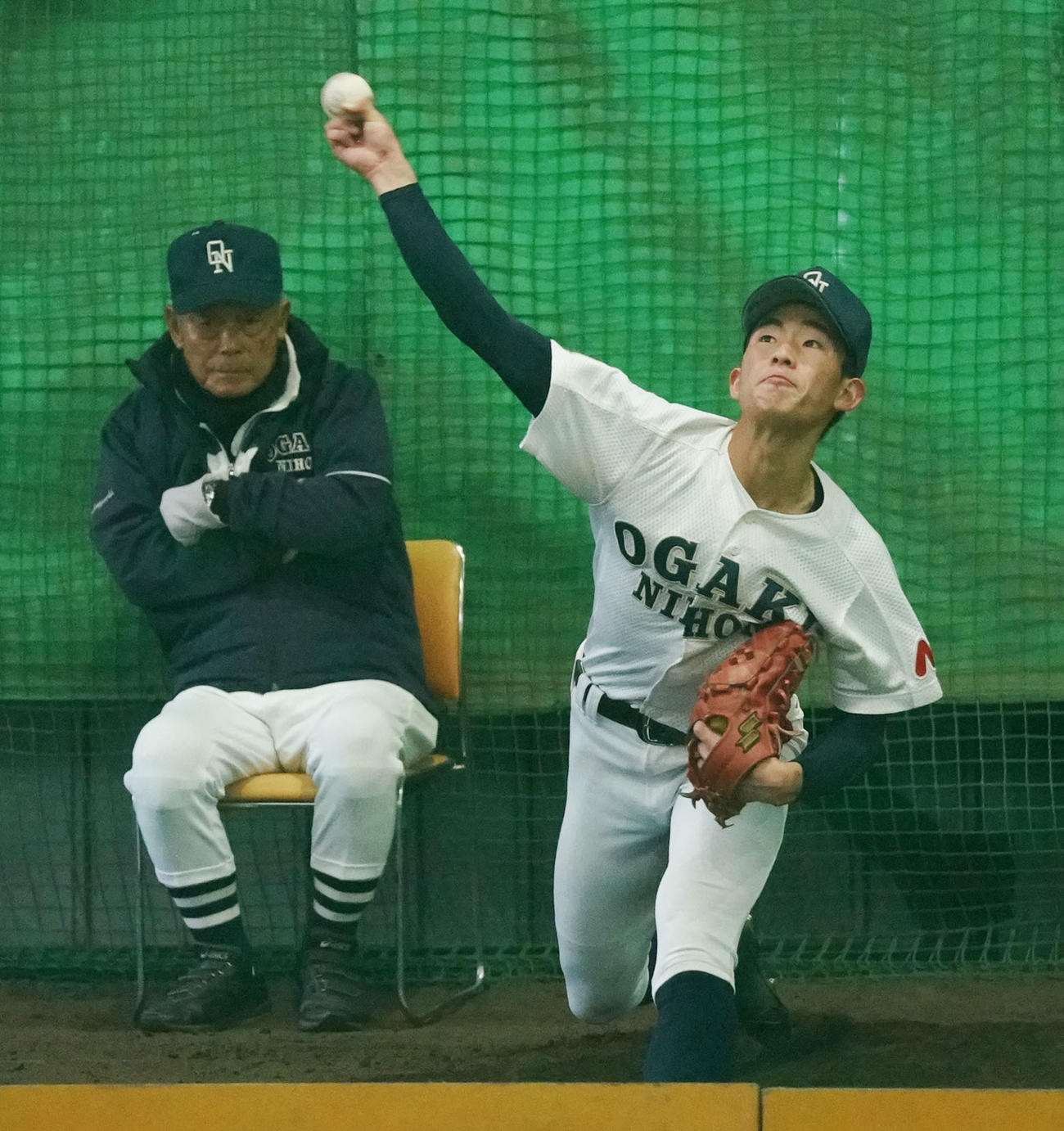 投球練習ををする大垣日大高校の山田渓太（右）左は阪口慶三監督（撮影・森本幸一）