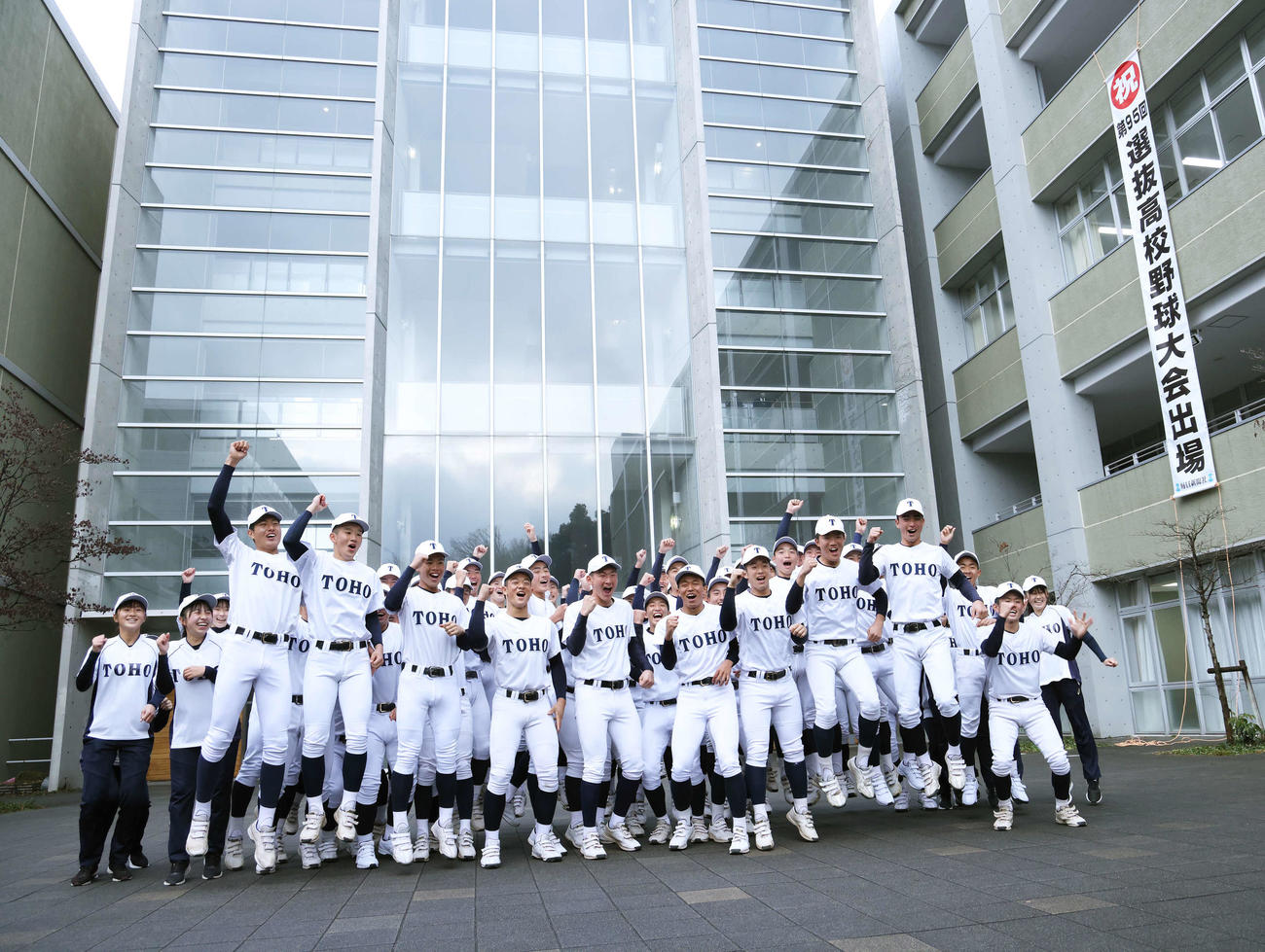 センバツ出場が決まり歓喜する東邦ナイン（撮影・河田真司）