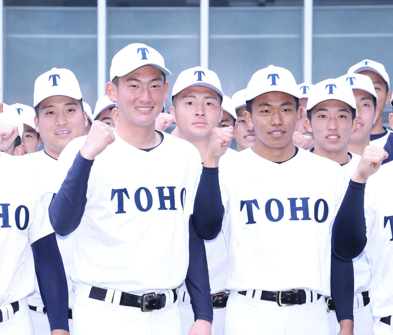 センバツ出場を決め、ガッツポーズで写真に納まる東邦・石川（手前左）と宮国（撮影・河田真司）