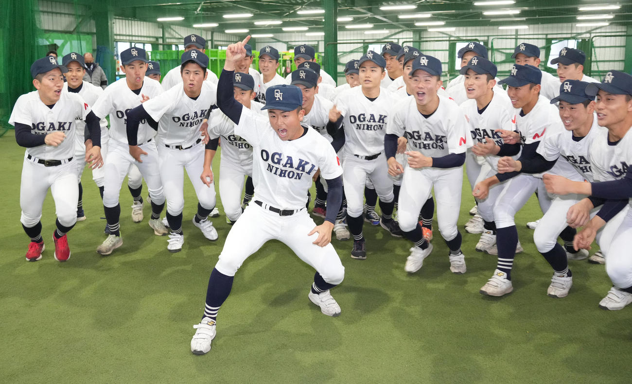 センバツ出場が決まりナインと喜ぶ大垣日大高校キャプテンの日比野翔太（中央）（撮影・森本幸一）