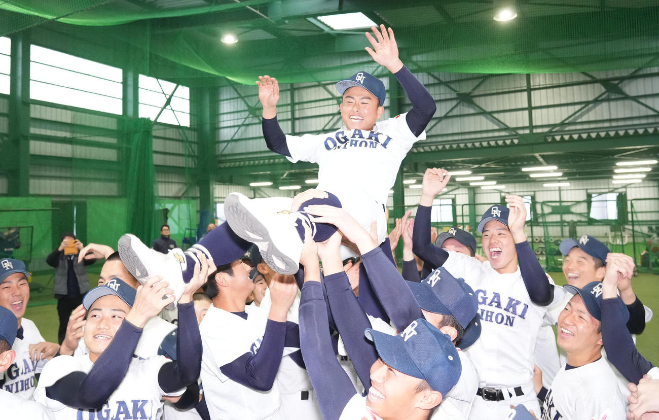 センバツ出場が決まりナインから胴上げされる大垣日大キャプテンの日比野翔太（撮影・森本幸一）
