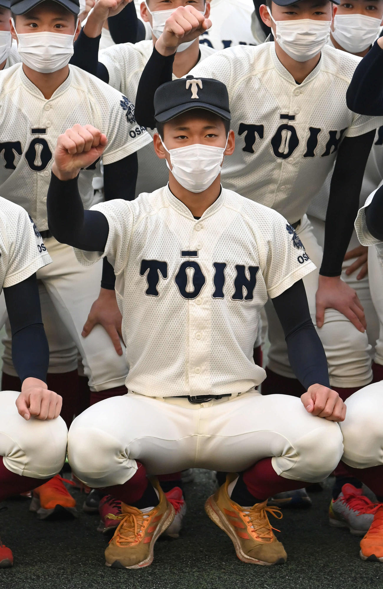 センバツ出場が決まり、ガッツポーズをする大阪桐蔭前田悠伍（撮影・石井愛子）