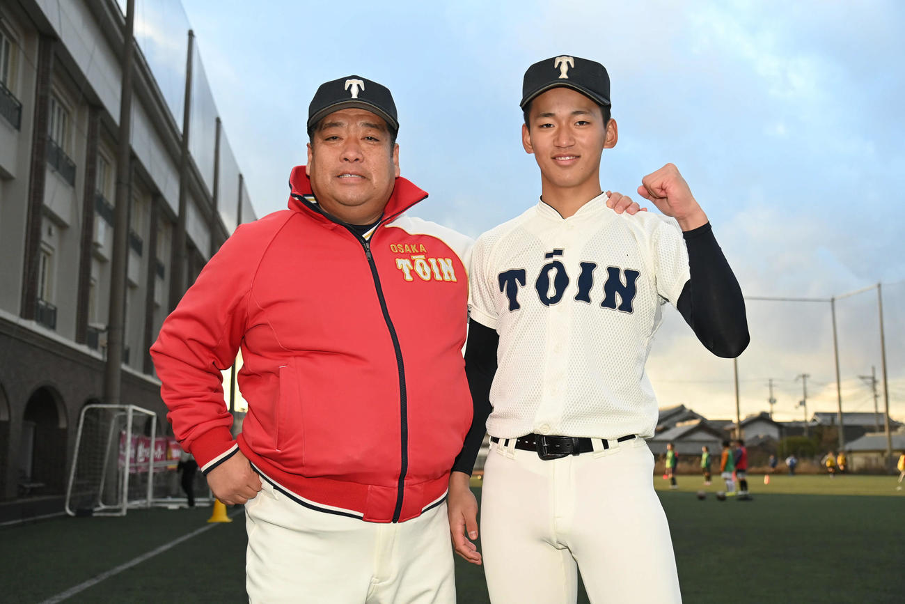 センバツ出場が決まり笑顔を見せる大阪桐蔭・前田（右）と西谷監督（撮影・石井愛子）