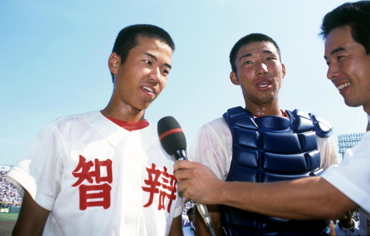 97年8月、全国高校野球選手権大会　　初優勝を決め笑顔でインタビューに答える高塚信幸（左）と中谷仁主将
