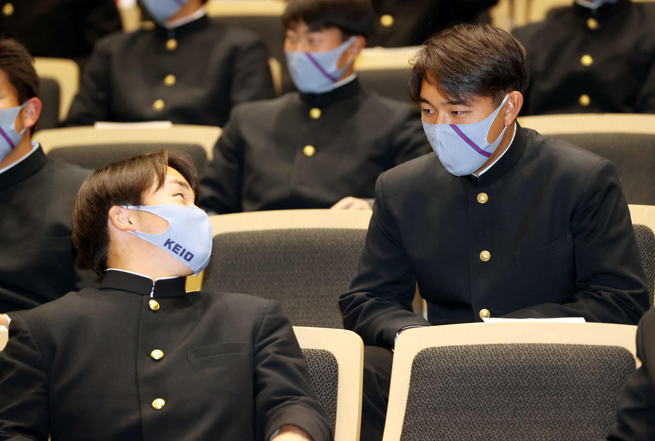 会話する慶応・大村主将（左）と清原（撮影・宮地輝）