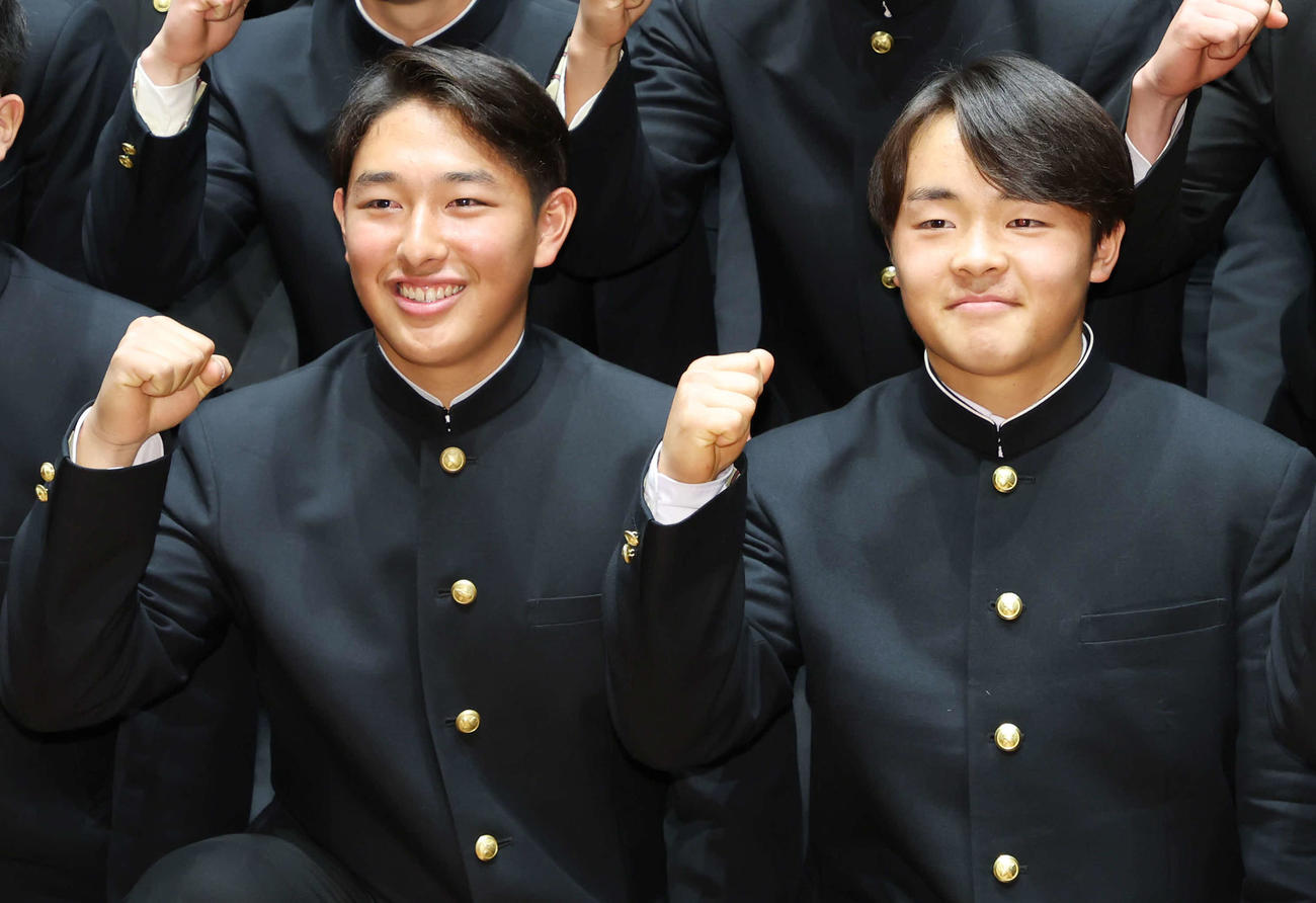 センバツ出場が決まりガッツポーズする慶応・清原（左）と大村主将（撮影・宮地輝）