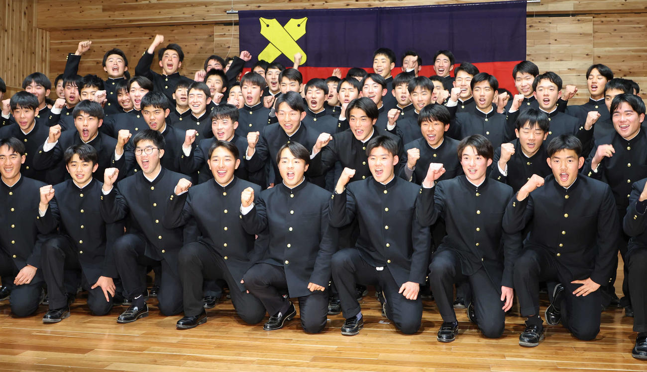 センバツ出場が決まりガッツポーズする慶応の選手たち（撮影・宮地輝）