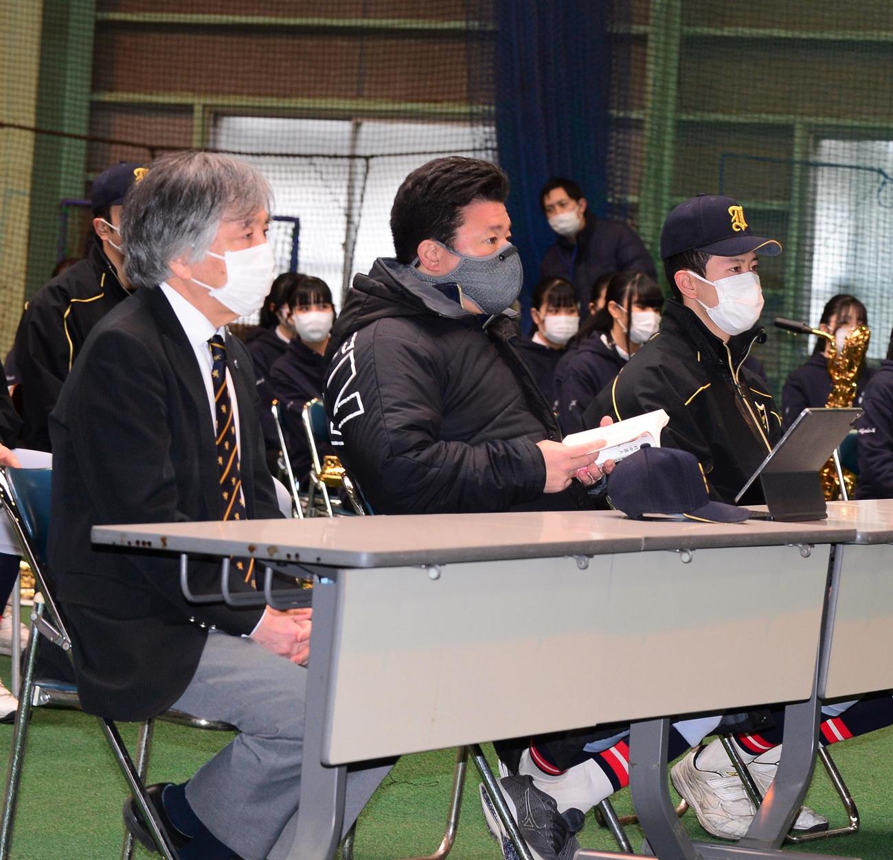 ネット中継を見守る仙台育英・山田（右）と中央は須江監督（撮影・佐藤究）