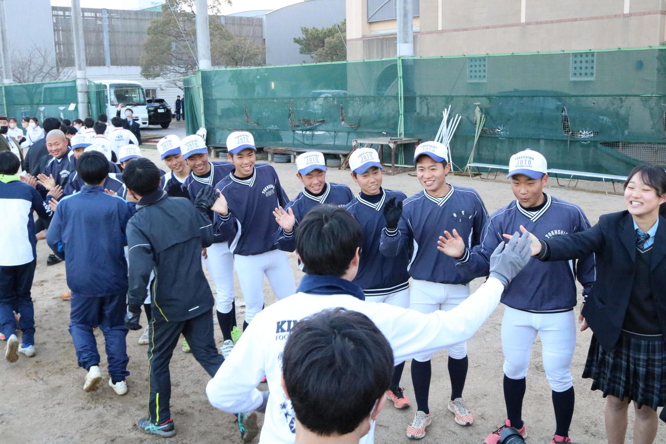 城東はセンバツ出場を決めて、グラウンドでほかの部活動の生徒とハイタッチをかわす（撮影・林亮佑）