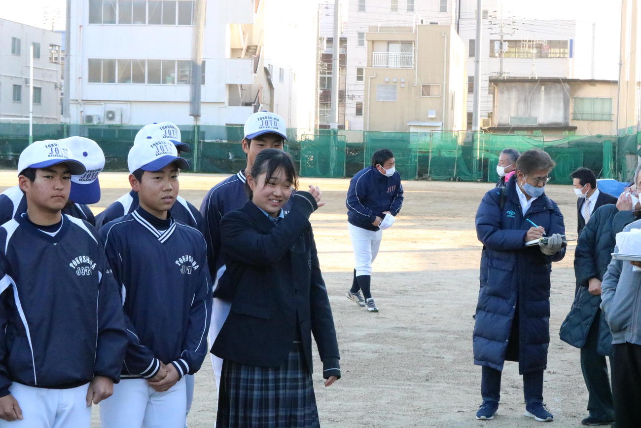 城東の永野悠菜マネジャーはセンバツ出場が決まり、涙をぬぐう（撮影・林亮佑）