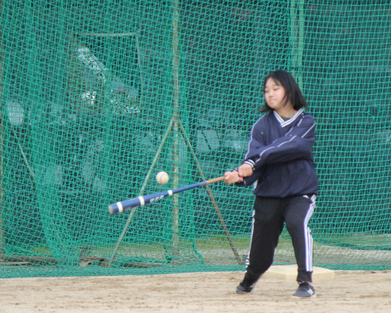 外野ノックをする城東・永野悠菜マネジャー（2022年12月撮影）