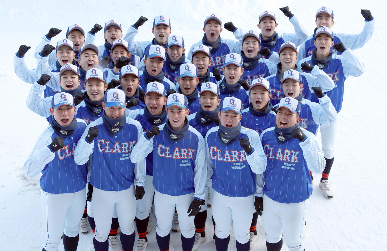 センバツ出場を決め笑顔で撮影に応じるクラークの選手たち（撮影・佐藤翔太）