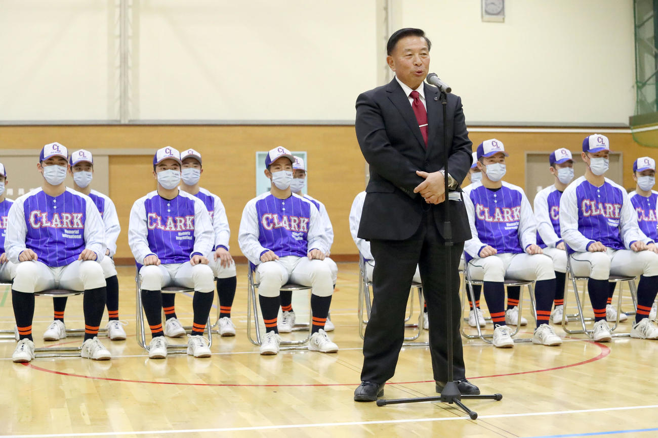 センバツ出場を決めクラークの選手たちの前であいさつする佐々木監督（撮影・佐藤翔太）