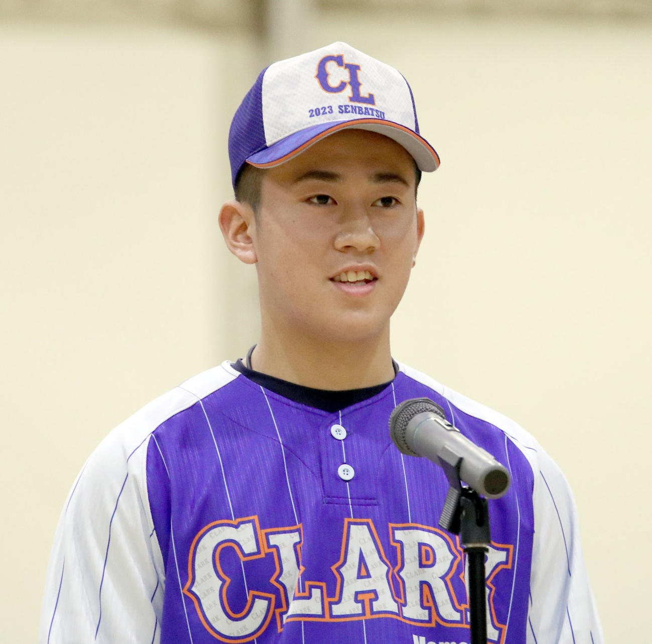 センバツ出場を決めあいさつするクラークの新岡主将（撮影・佐藤翔太）
