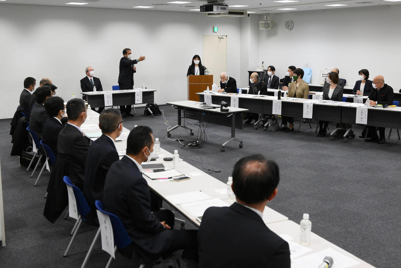 第95回記念選抜高校野球大会の21世紀枠候補校・推薦理由説明会に出席する選考委員ら。中央奥はあいさつする日本高野連の宝馨会長＝2023年1月27日、大阪市北区の毎日インテシオ