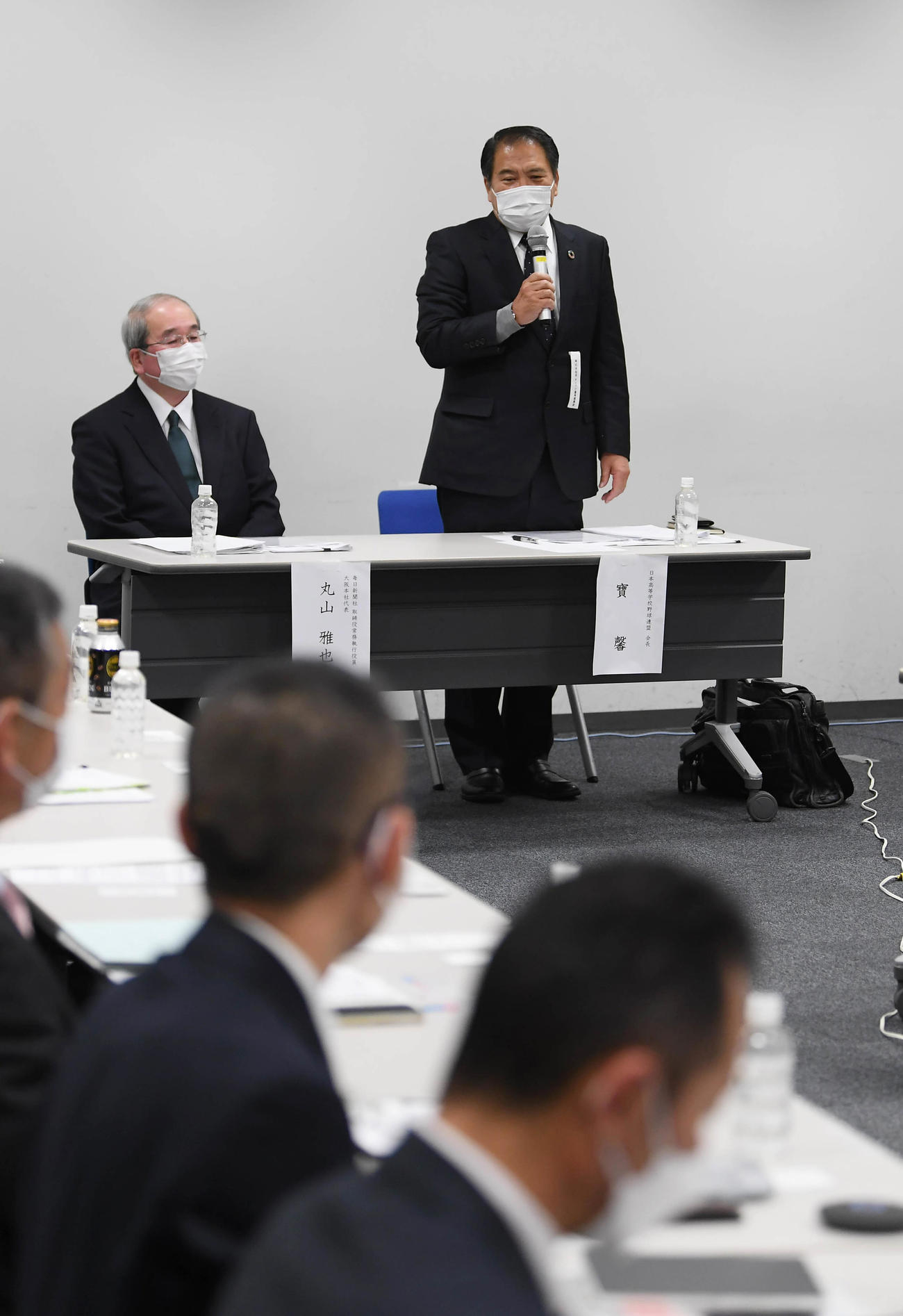 第95回記念選抜高校野球大会の21世紀枠候補校・推薦理由説明会であいさつする日本高野連の宝馨会長（奥右）＝2023年1月27日、大阪市北区の毎日インテシオ