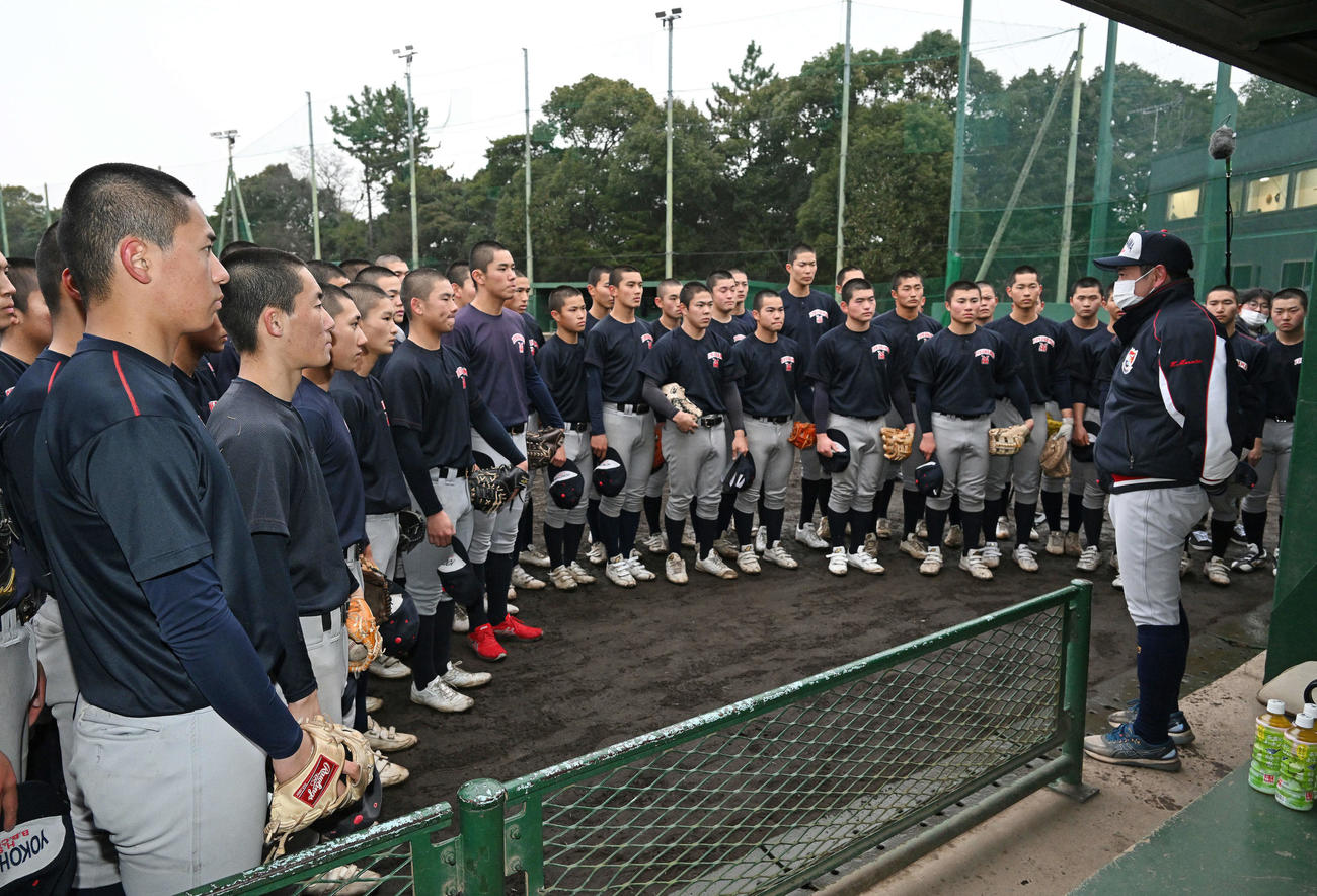 センバツ落選となり横浜・村田監督（右手前）の話しを聞く杉山（左）ら選手たち（撮影・滝沢徹郎）