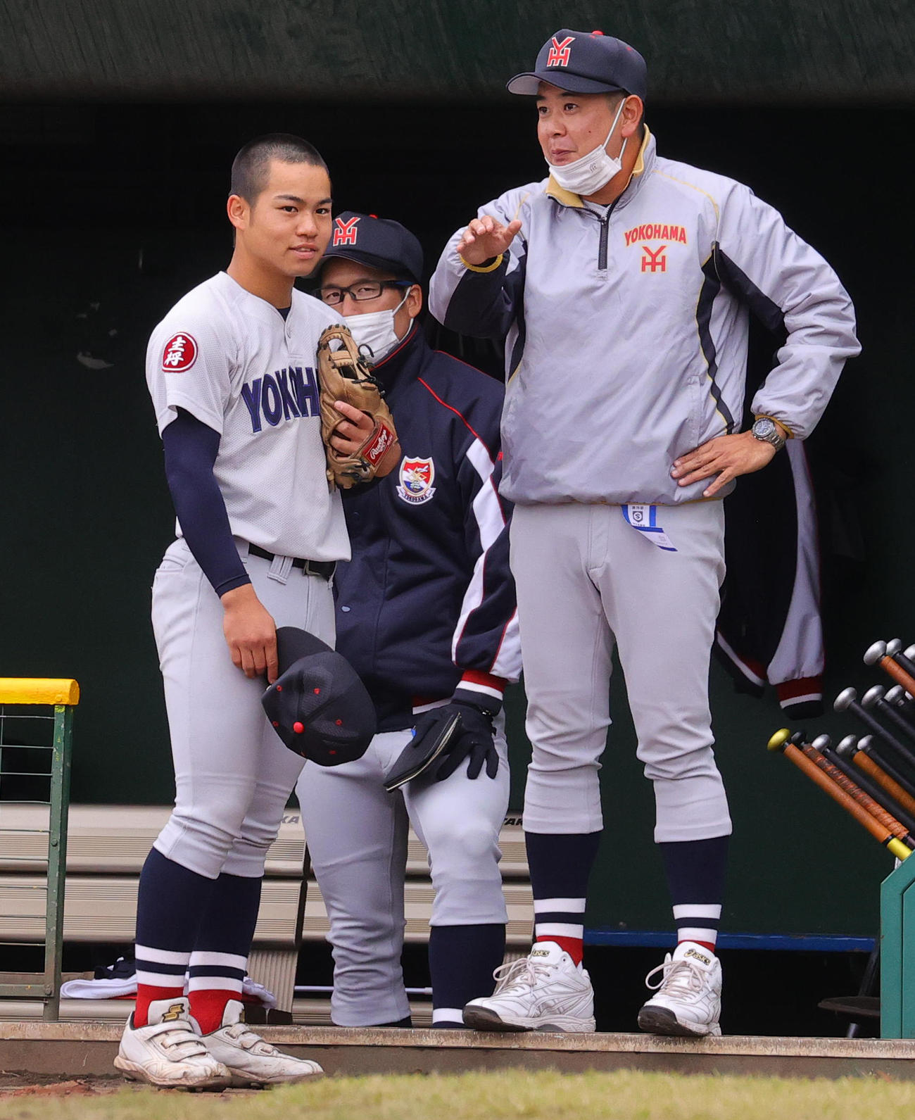 ベンチ前で話す横浜・村田監督（右）と緒方主将（2022年10月25日撮影）