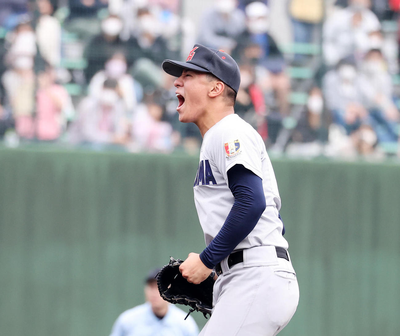 関東大会1回戦の浦和学院戦で完封しガッツポーズで雄たけびを上げる横浜・杉山遥希（2022年10月22日撮影）