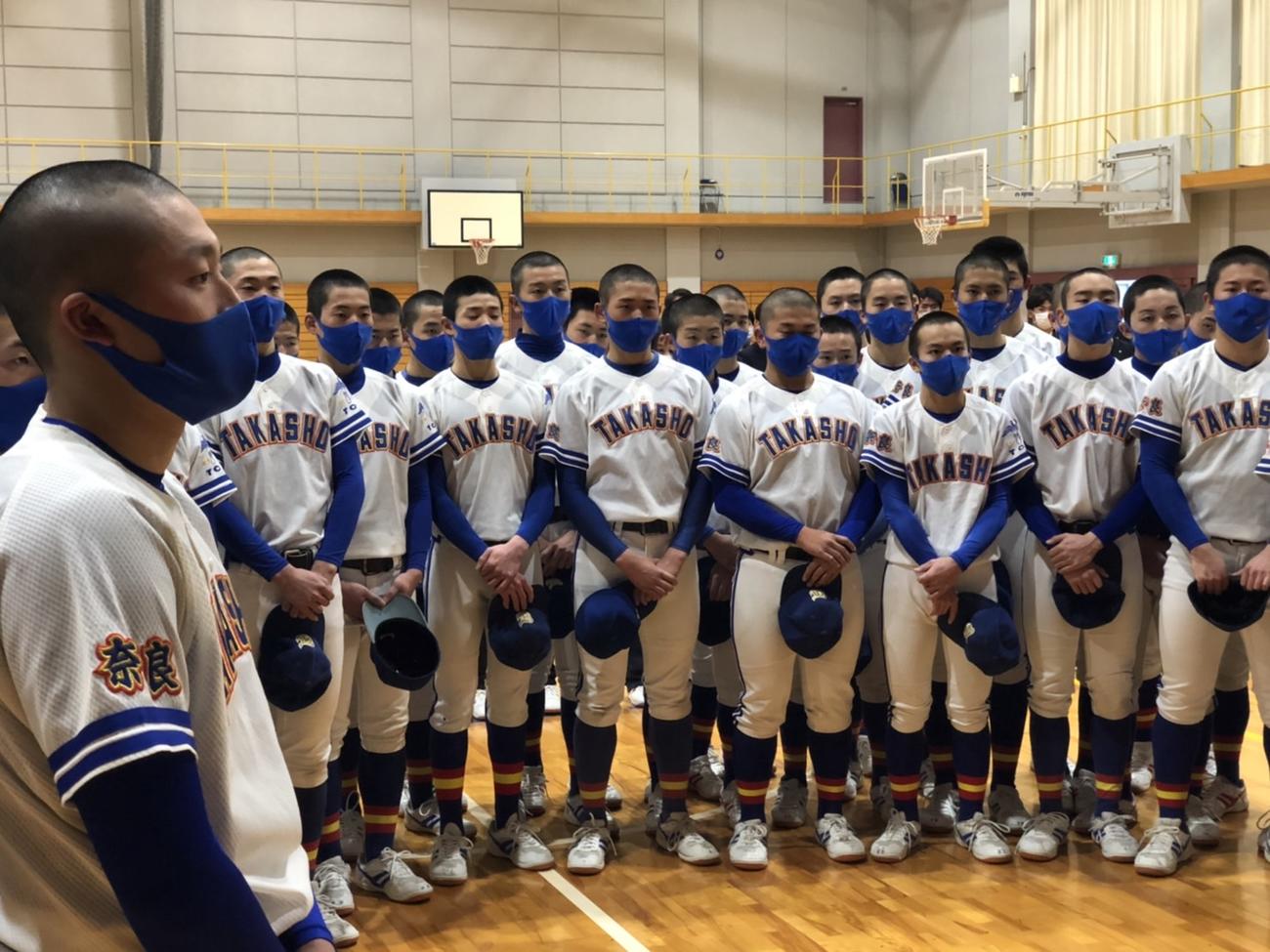 選抜から落選し真剣に山下校長の話を聞く高田商のメンバー（撮影・益子浩一）2023年1月27日、高田商