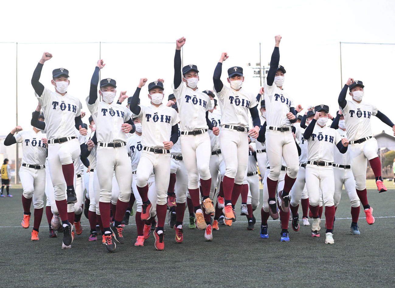 選抜出場が決まり歓喜のジャンプをする大阪桐蔭ナイン（撮影・石井愛子）