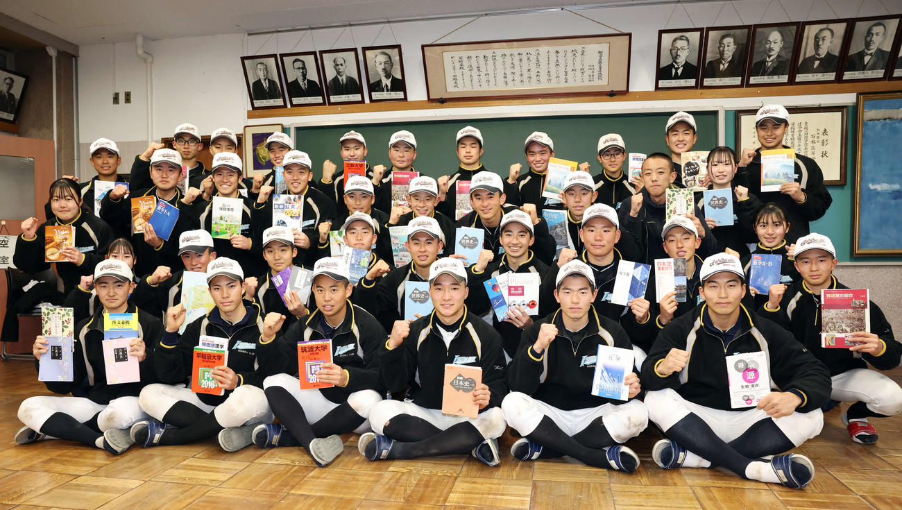 センバツ初出場を決めた石橋ナインは、「文武両道」の校風から教科書、参考書を手にガッツポーズ（撮影・浅見桂子）