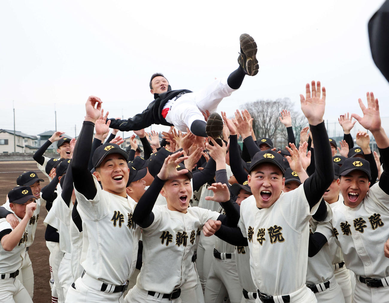 選抜高校野球大会に出場を決め胴上げされる作新学院・小針監督（撮影・鈴木正人）