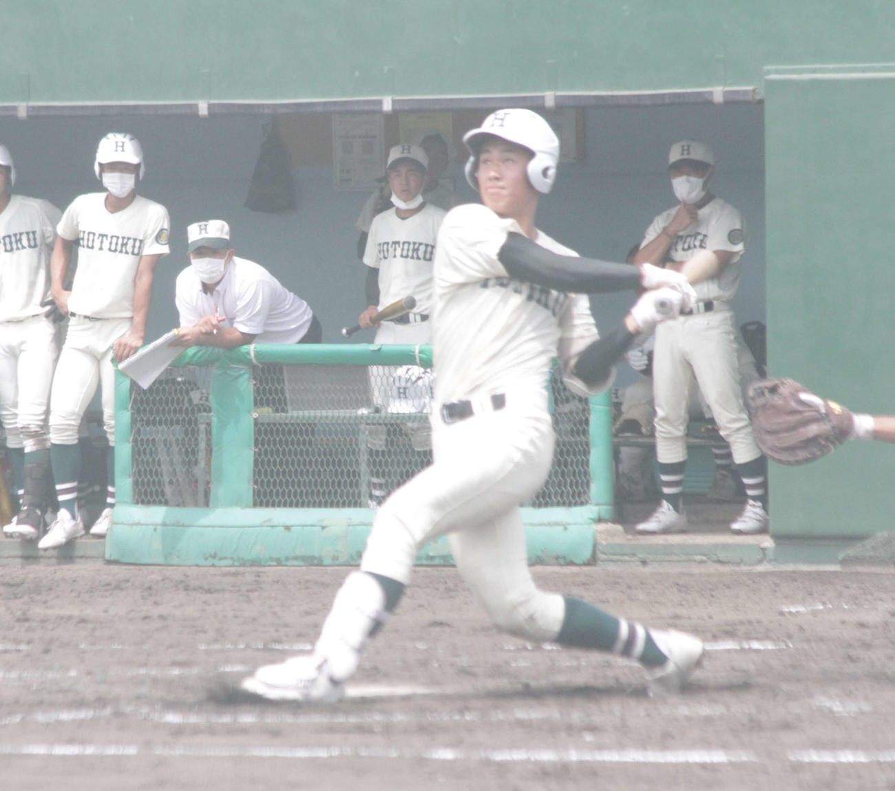 報徳学園は主軸を打つ堀柊那捕手が豪快なスイングを披露した