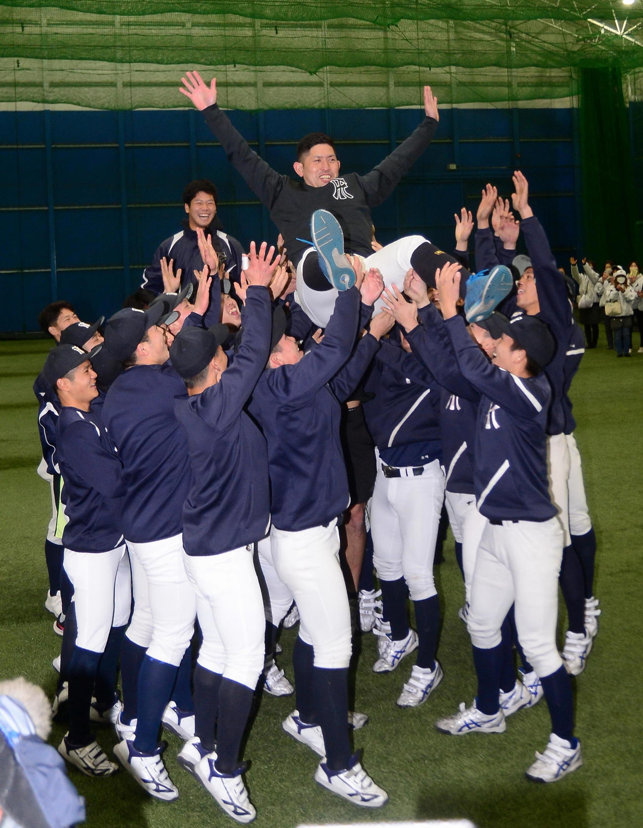 胴上げされる常葉大菊川・石岡監督