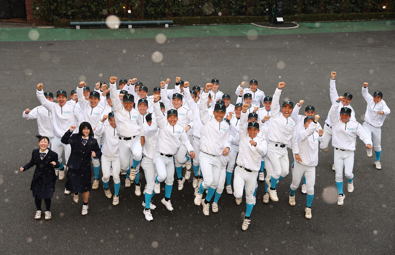 センバツ出場を決め雪が舞う校舎で歓喜のジャンプをする山梨学院ナイン（撮影・垰建太）
